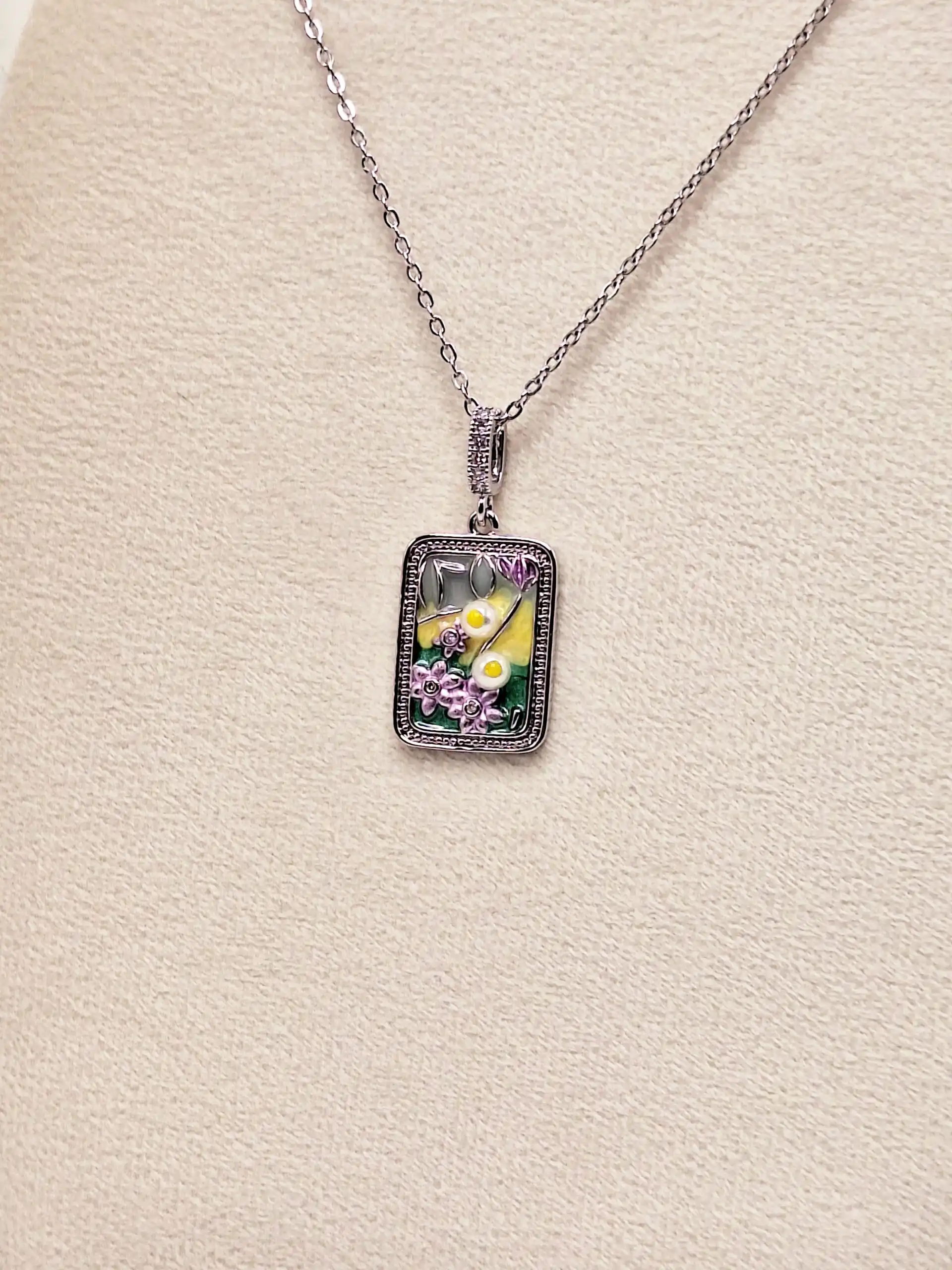 گردنبند میناکاری طرح گل پنج پر بنفش